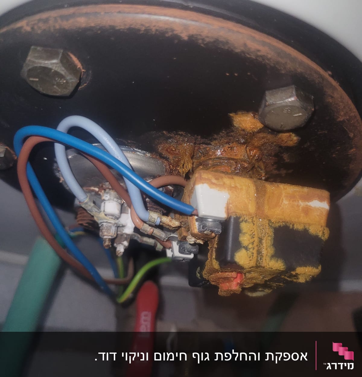 חיבורים חשמליים ומחברים על דוד שמש